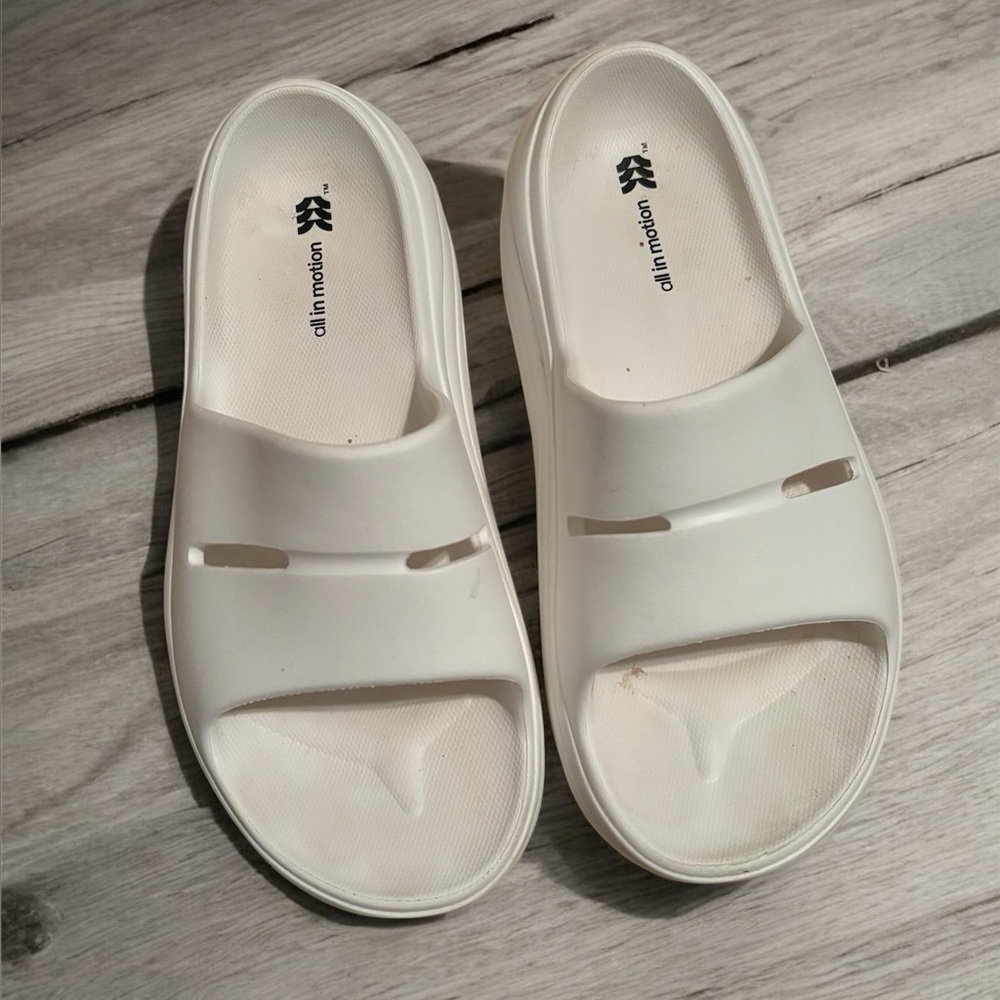EUC All in Motion White Women's Slide Sandals